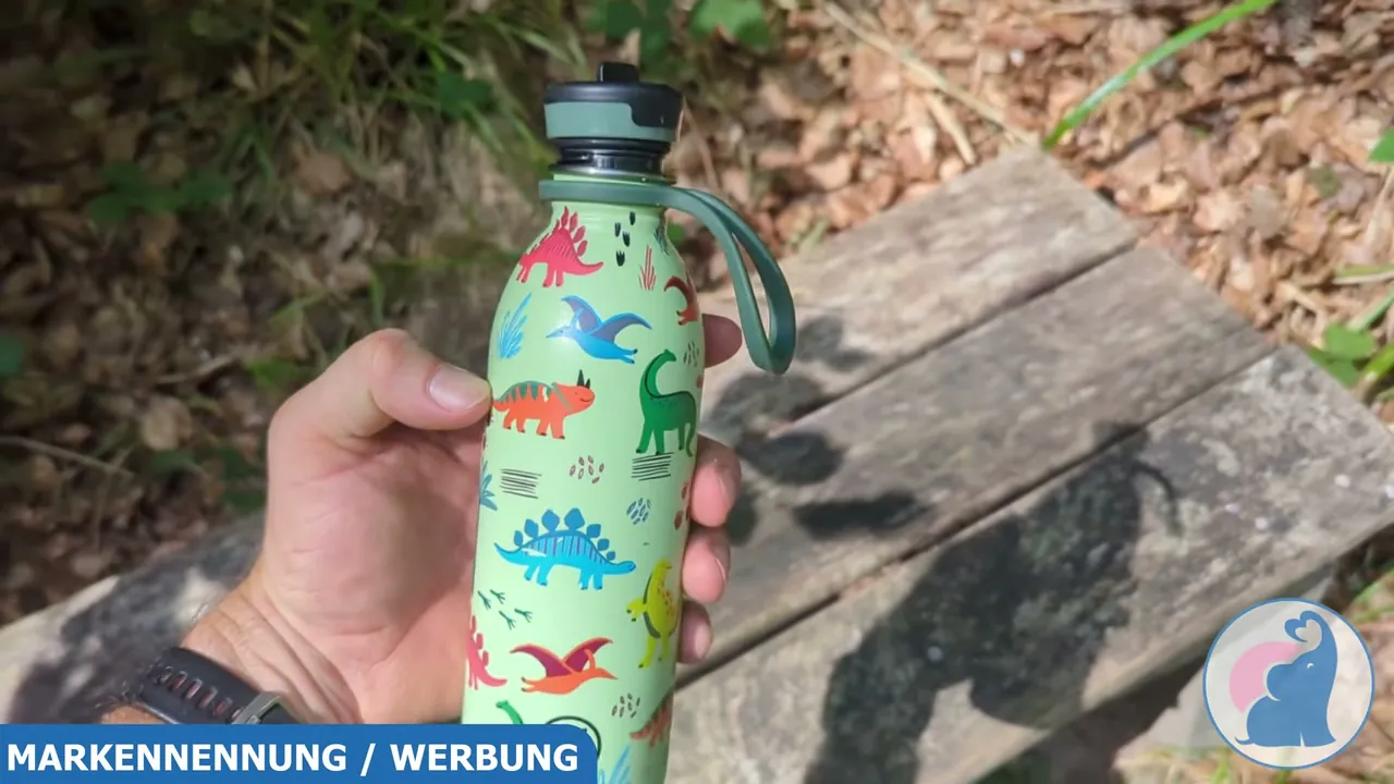 Mir gefällt das bunte Jurassic-Friends-Design der 24Bottles-Kinderflasche auf Anhieb richtig gut.