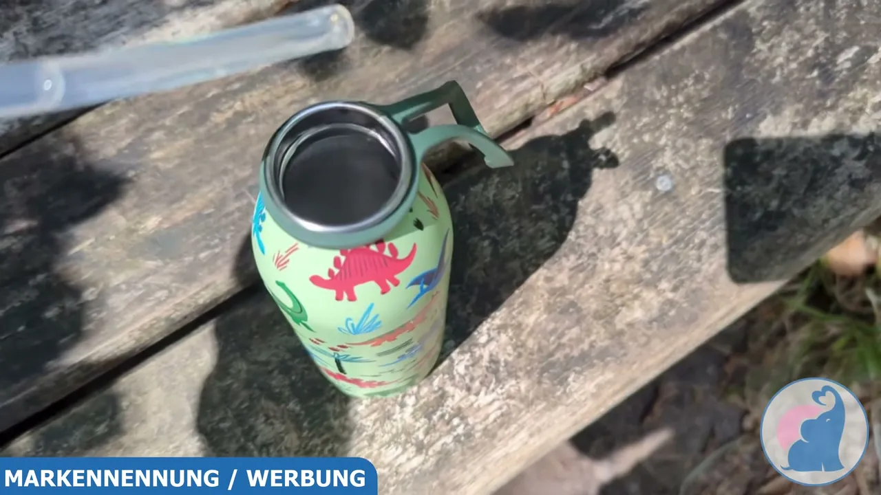 Meiner Meinung nach ist es praktisch, dass man den Deckel abschrauben und auch direkt aus der Flasche trinken kann.