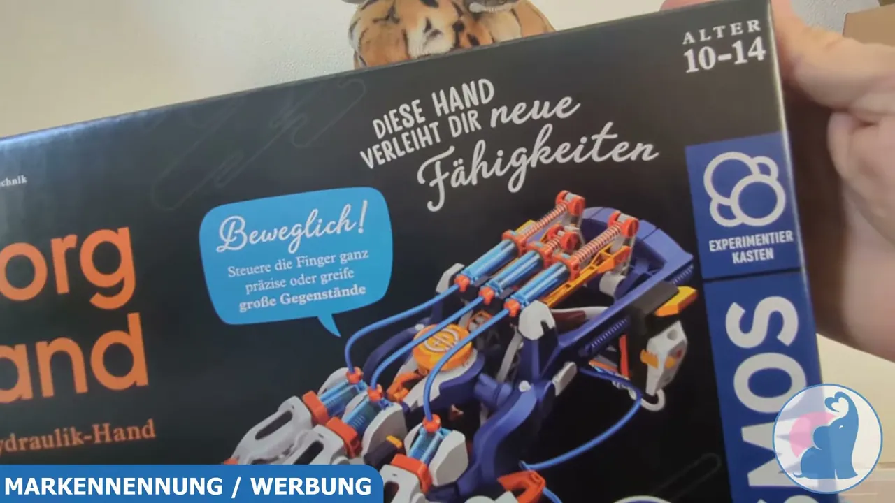 Die Finger der Roboter-Hand bewegen sich allein durch Wasserdruck und ermöglichen präzises Greifen von Gegenständen.