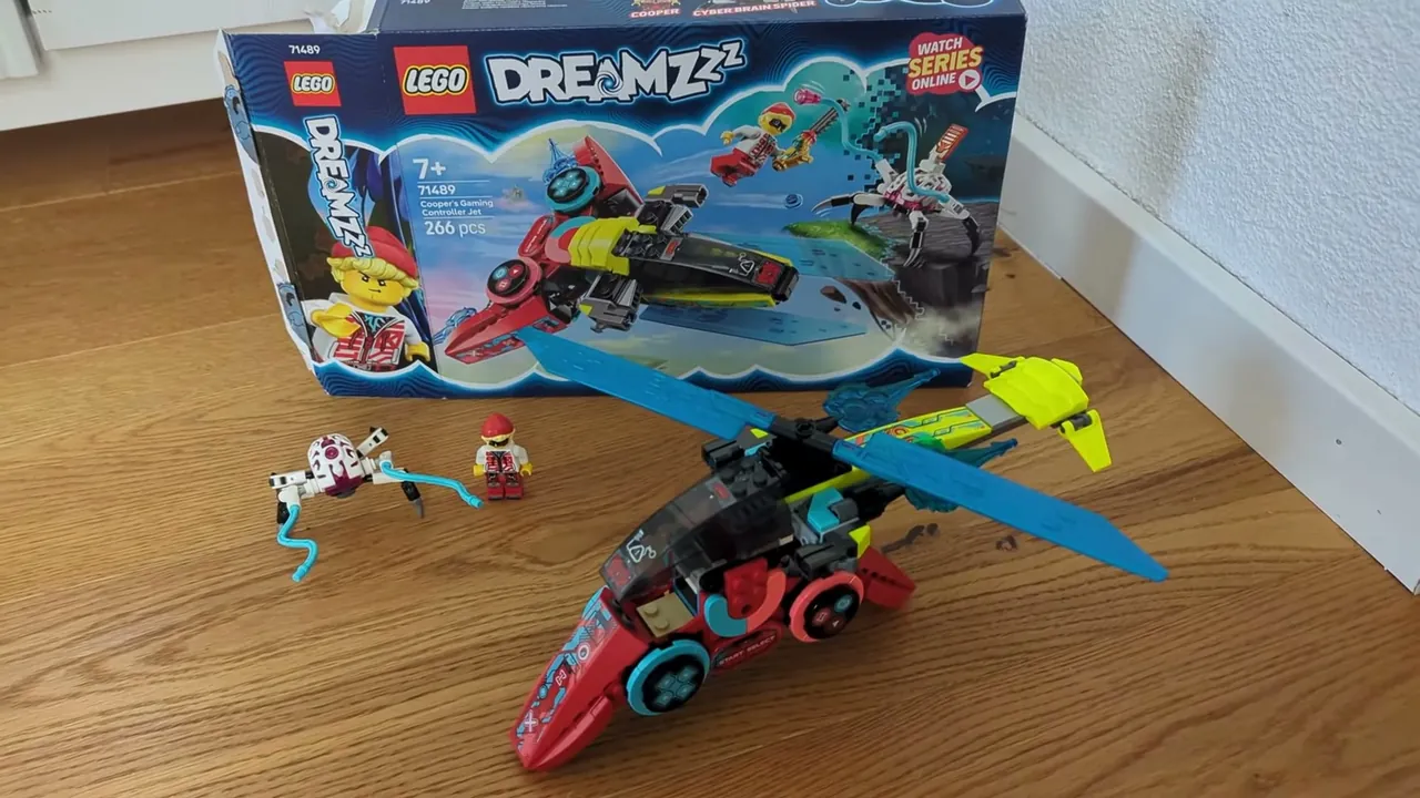 Zum Set gehören der fliegende Controller, die Minifigur Cooper und eine böse Cyberhirn-Spinne.