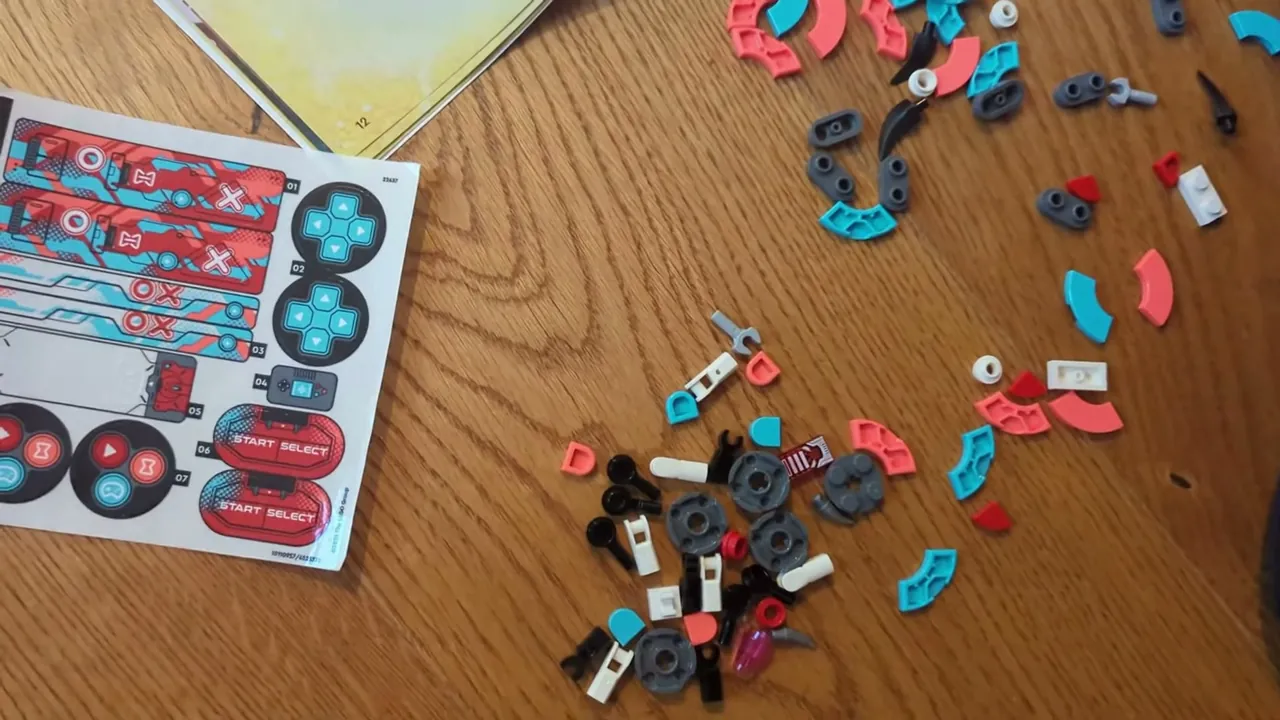 Ein Aufkleberbogen verleiht den LEGO-Bauteilen typische Tasten und Details eines Videospiel-Controllers.