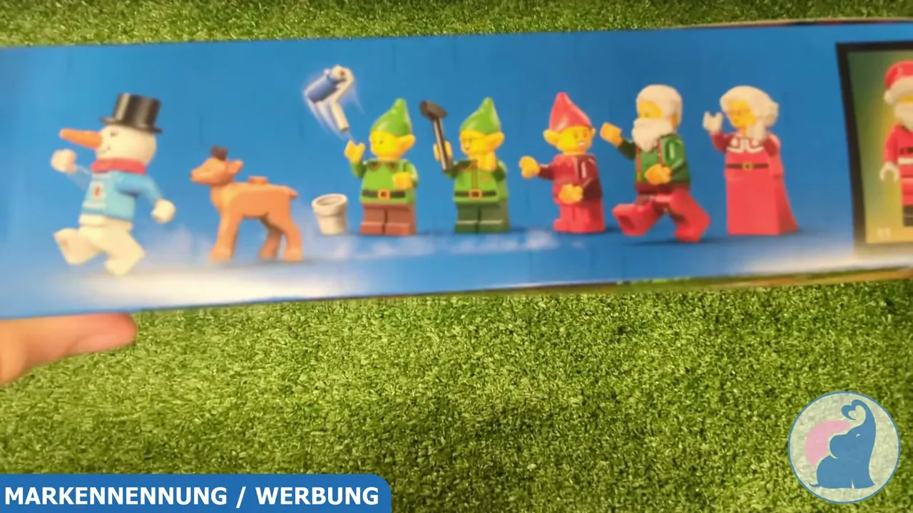 Zu den enthaltenen Figuren gehören der Weihnachtsmann, Frau Weihnachtsmann, drei Elfen, ein Schneemann und ein Baby-Rentier.