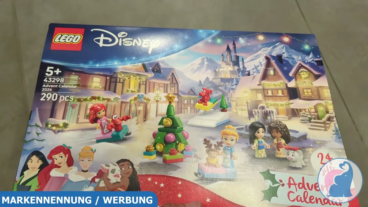 Die Vorderseite des LEGO Disney Princess Adventskalenders zeigt das winterliche Dorfmotiv mit verschiedenen Spielszenen.