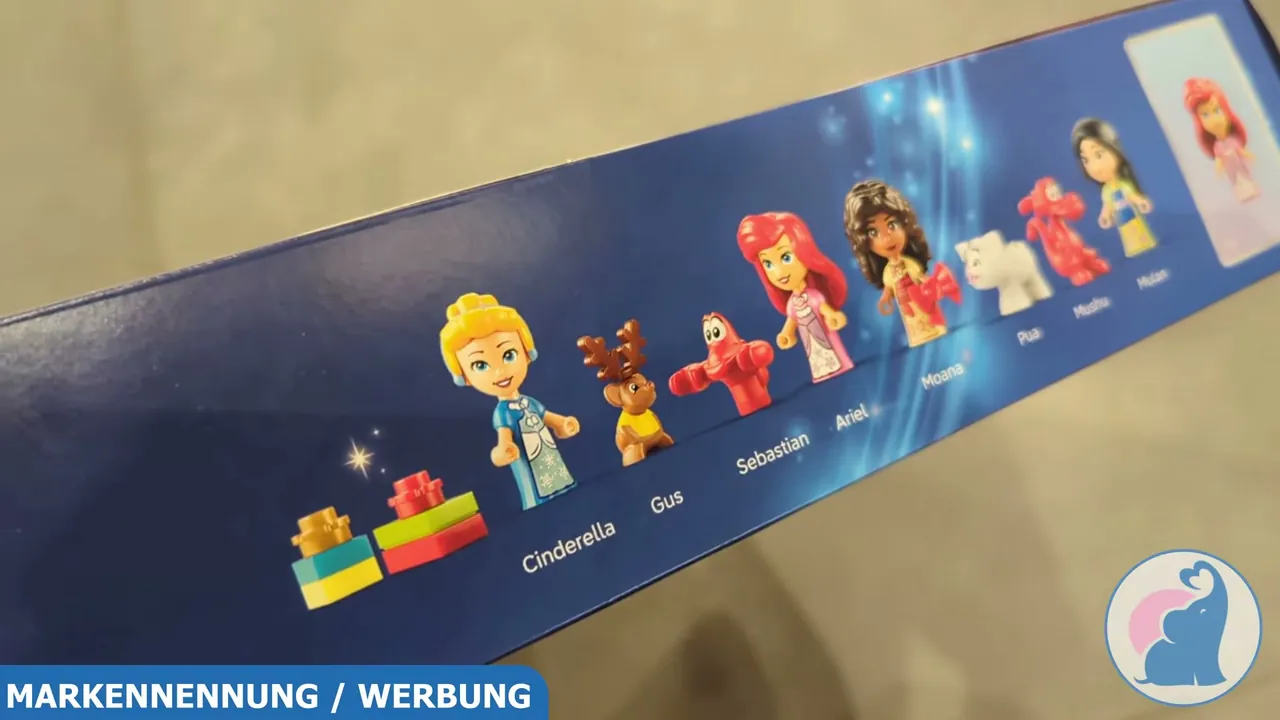 An der Seite sind die enthaltenen Charaktere abgebildet, darunter Mini-Puppen wie Cinderella und Arielle samt Tierfiguren.