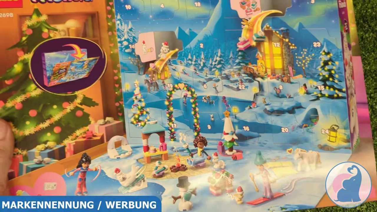 Aufgeklappt dient die Kalenderfront direkt als winterliche Spielkulisse für die enthaltenen Figuren.