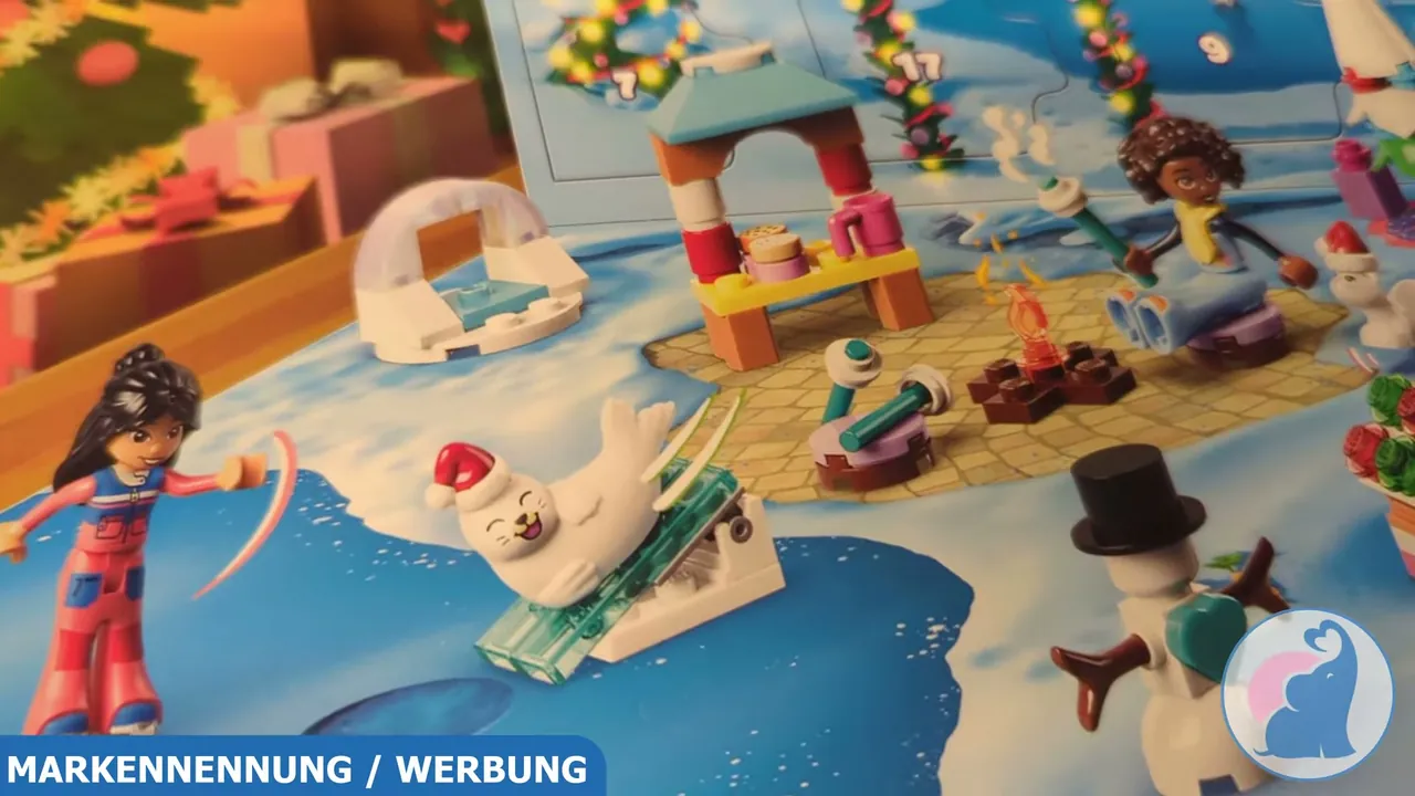 Winterliche Mini-Modelle wie eine Eisrutsche mit kleiner Robbe laden direkt zum kreativen Geschichtenerzählen ein.