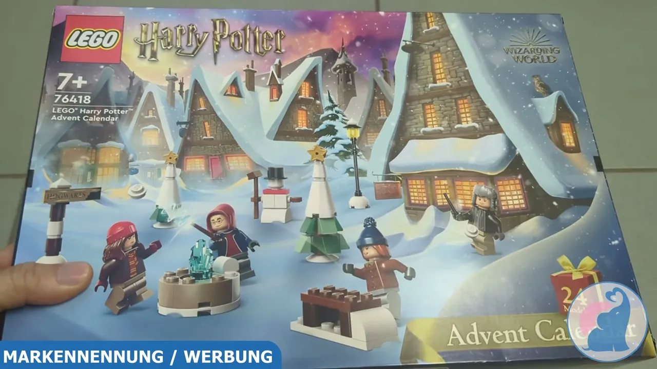 Die Vorderseite des Adventskalenders zeigt das winterliche Zaubererdorf Hogsmeade samt erster Figuren und kleiner Bauwerke.