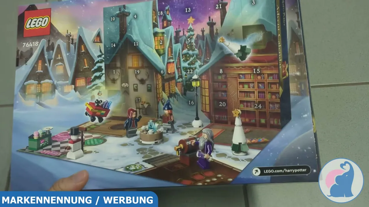 Aufgeklappt dient die Kalenderseite als Diorama und Spielfläche für die enthaltenen Minifiguren und Gebäude.