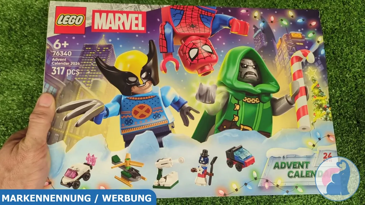 Die Vorderseite des Adventskalenders zeigt bekannte Marvel-Charaktere wie Spider-Man, Wolverine und Doctor Doom im winterlichen Design.