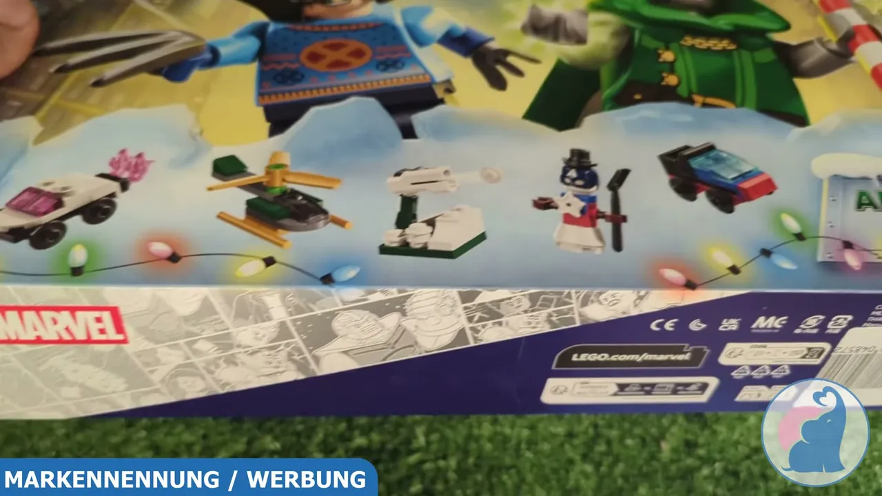 Zu den 24 Überraschungen gehören schnell baubare Mini-Modelle wie ein Hubschrauber, Fahrzeuge und eine Schneeballkanone.