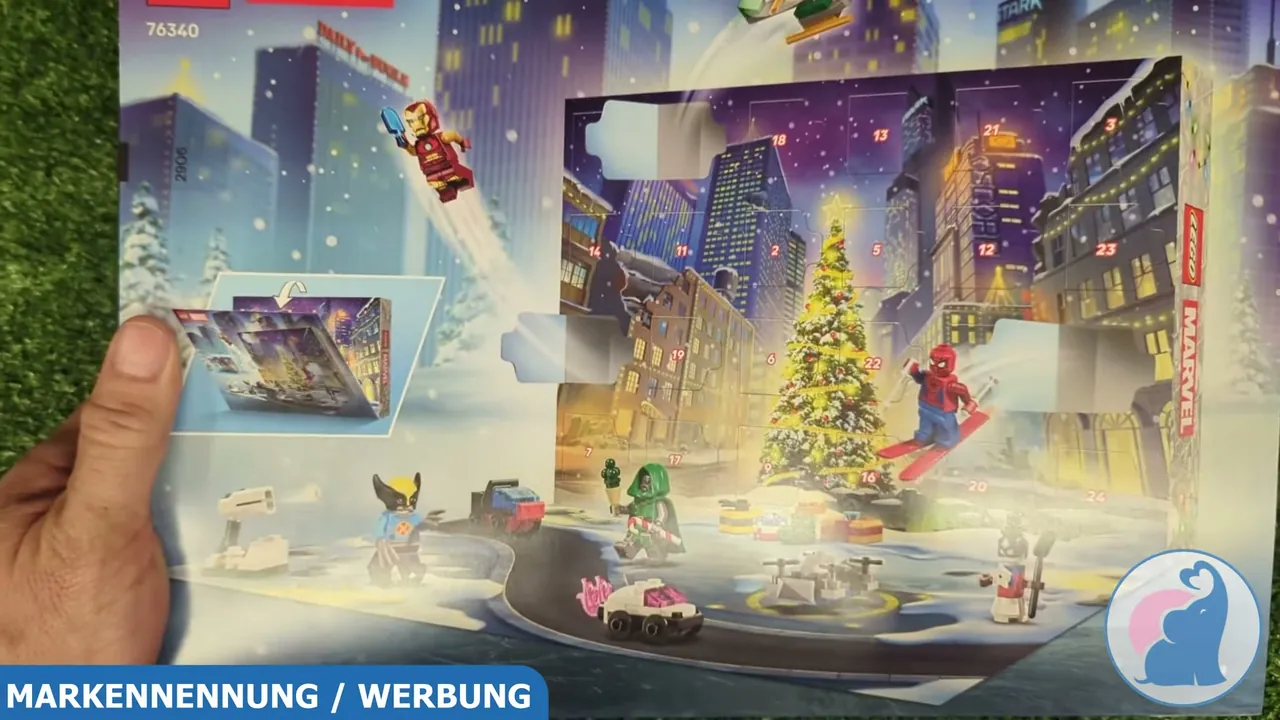 Auf der Rückseite verbergen sich 24 Türchen vor einer verschneiten Skyline, die sich Tag für Tag öffnen lassen.