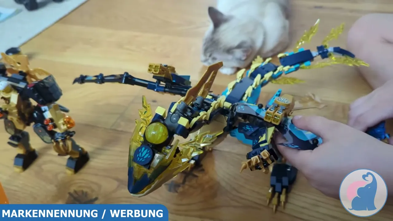 Der bewegliche Elementardrache Jiro steht dem goldenen kaiserlichen Mech im Duell gegenüber.
