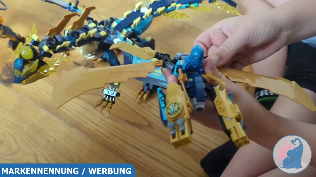 Aus Bauteilen des Sets lässt sich ein separater Ninja-Flieger mit goldenen Klingenflügeln für eine Minifigur bauen.