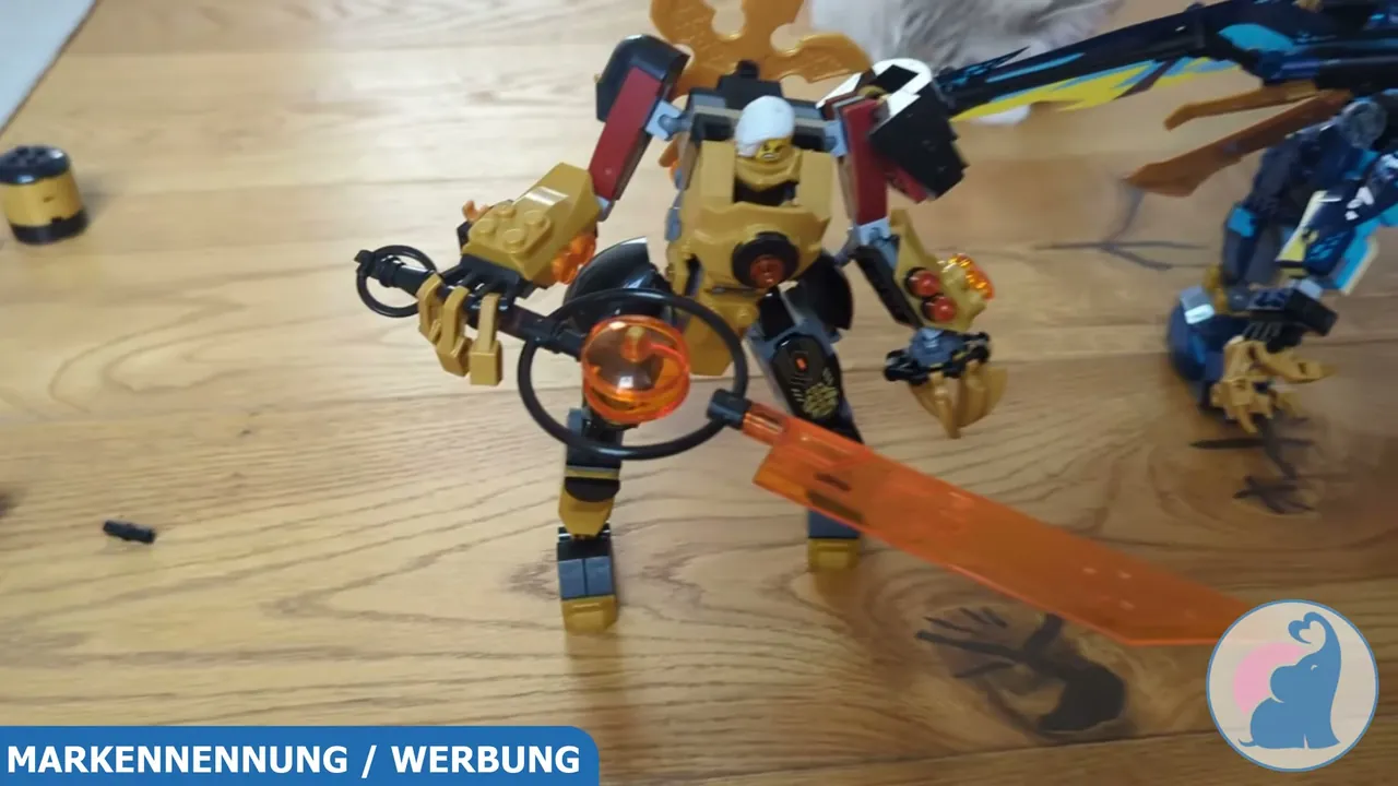 Der goldene Mech der Kaiserin Beatrix ist beweglich gebaut und mit einem großen Schwert bewaffnet.