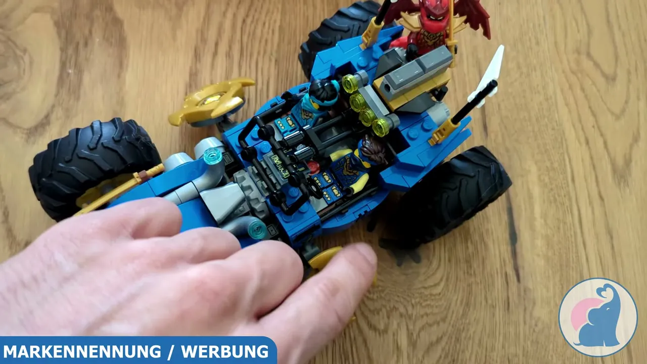 Mir gefällt der blaue Flitzer mit seinen dicken Reifen und vielen Details