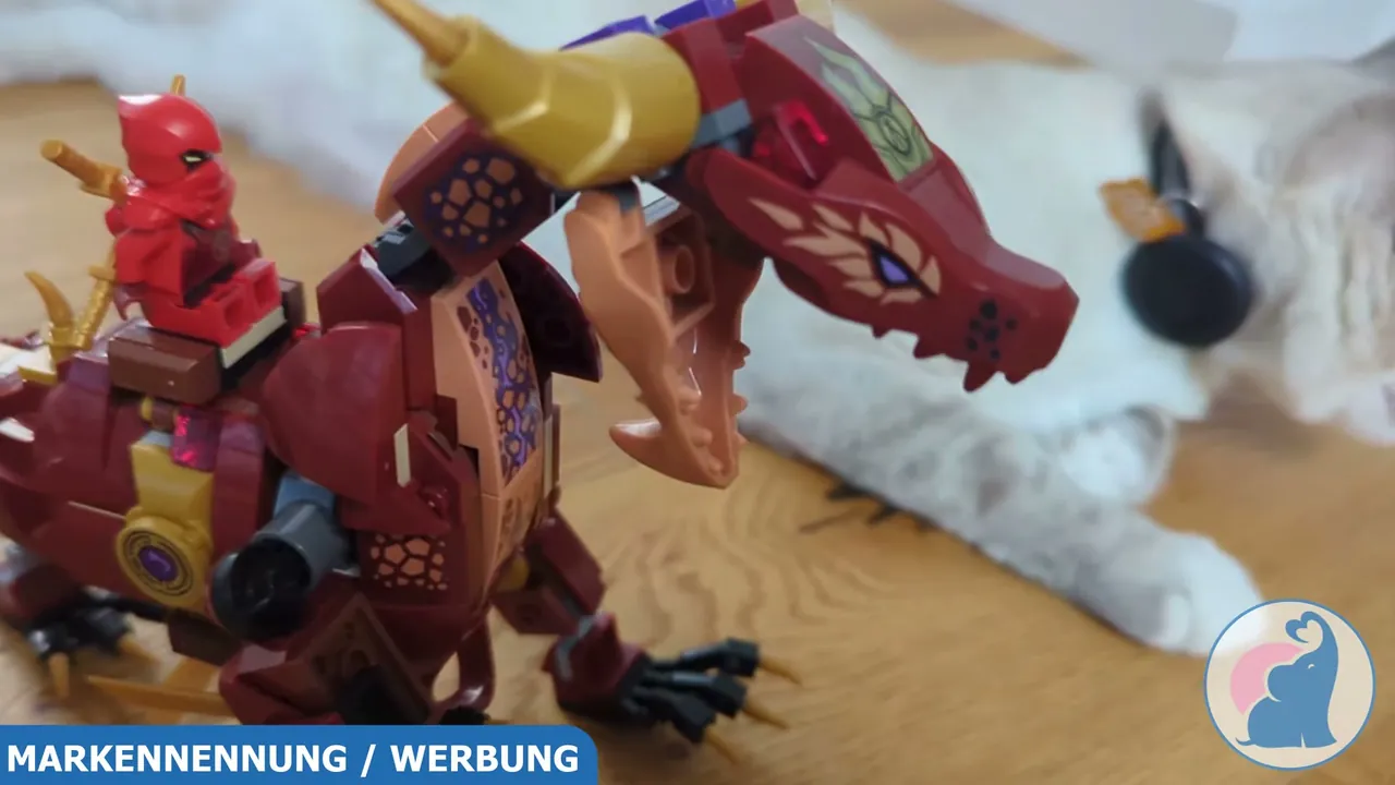 Der Kopf der Drachenfigur ist mit markanten Hörnern versehen, während Ninja Kai gerüstet im Sattel Platz nimmt.