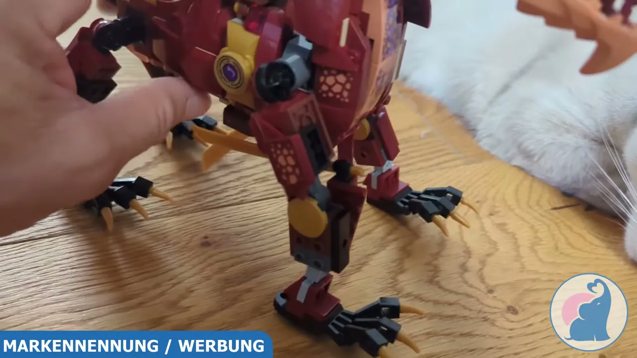 Die Beinkonstruktion ist mit beweglichen Gelenken und Klauenelementen aus zahlreichen LEGO-Steinen zusammengesetzt.