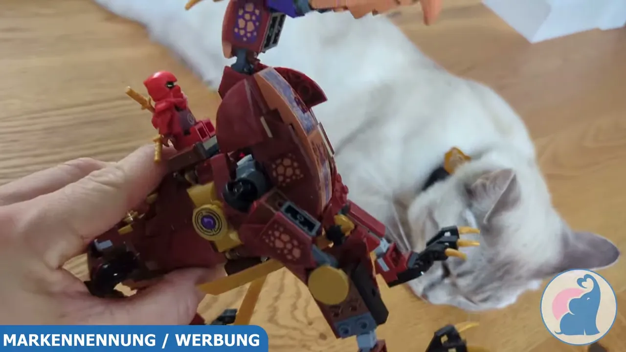 Durch die Gelenke lässt sich der Drache aufrichten, um vom normalen Stand in den Angriffsmodus zu wechseln.