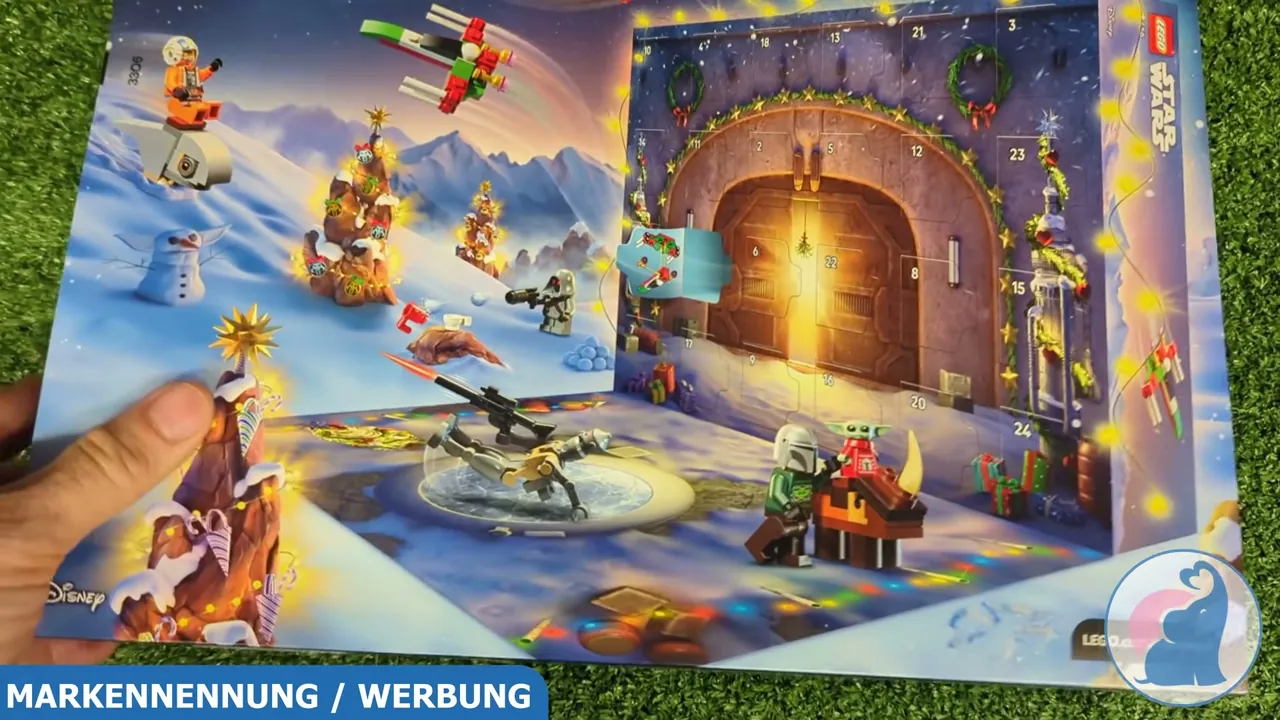 Die aufgeklappte Vorderseite verwandelt sich in ein verschneites Diorama zum Aufstellen der Figuren.