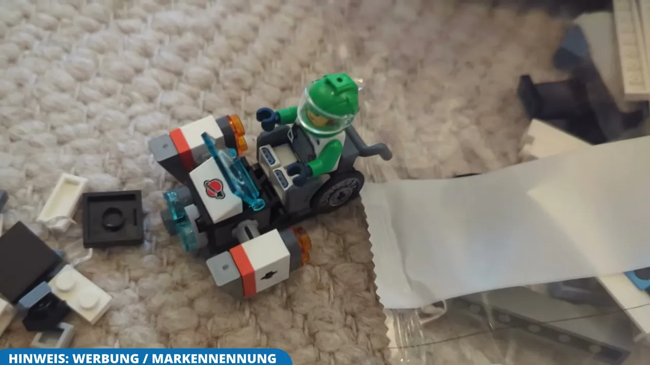Zum Set gehört ein spezielles Planetenerkundungsfahrzeug mit integriertem Rollstuhlsitz für eine Minifigur.