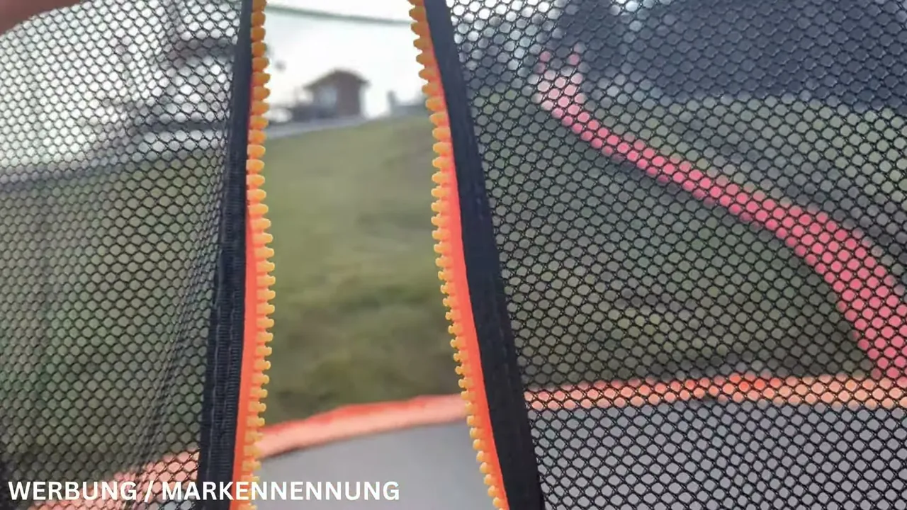 In meinem Test ließ sich der Reißverschluss am Netzeingang absolut reibungslos öffnen, ohne jegliches Hakeln.