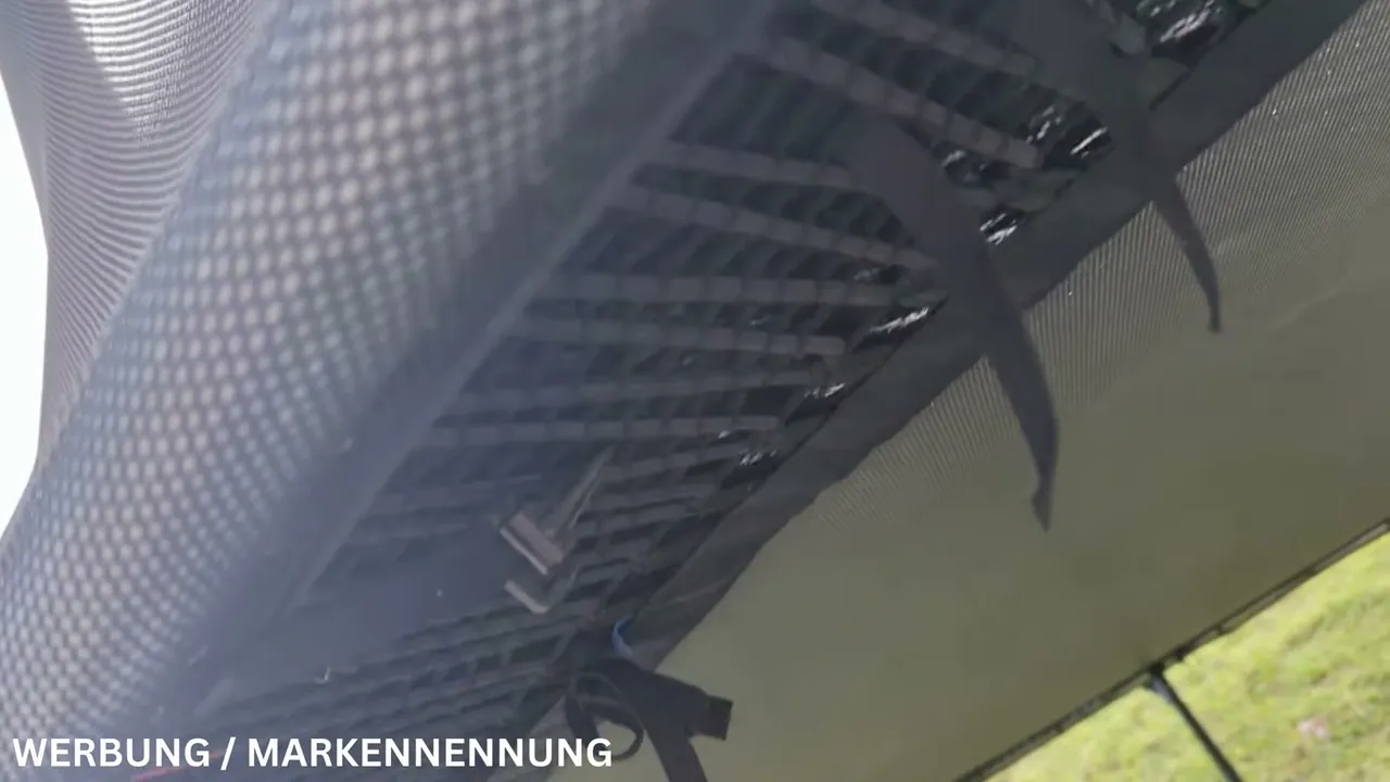 Aus meiner Sicht beweist der Blick von unten, wie robust und sauber die Gummiseile am Sprungtuch verarbeitet sind.