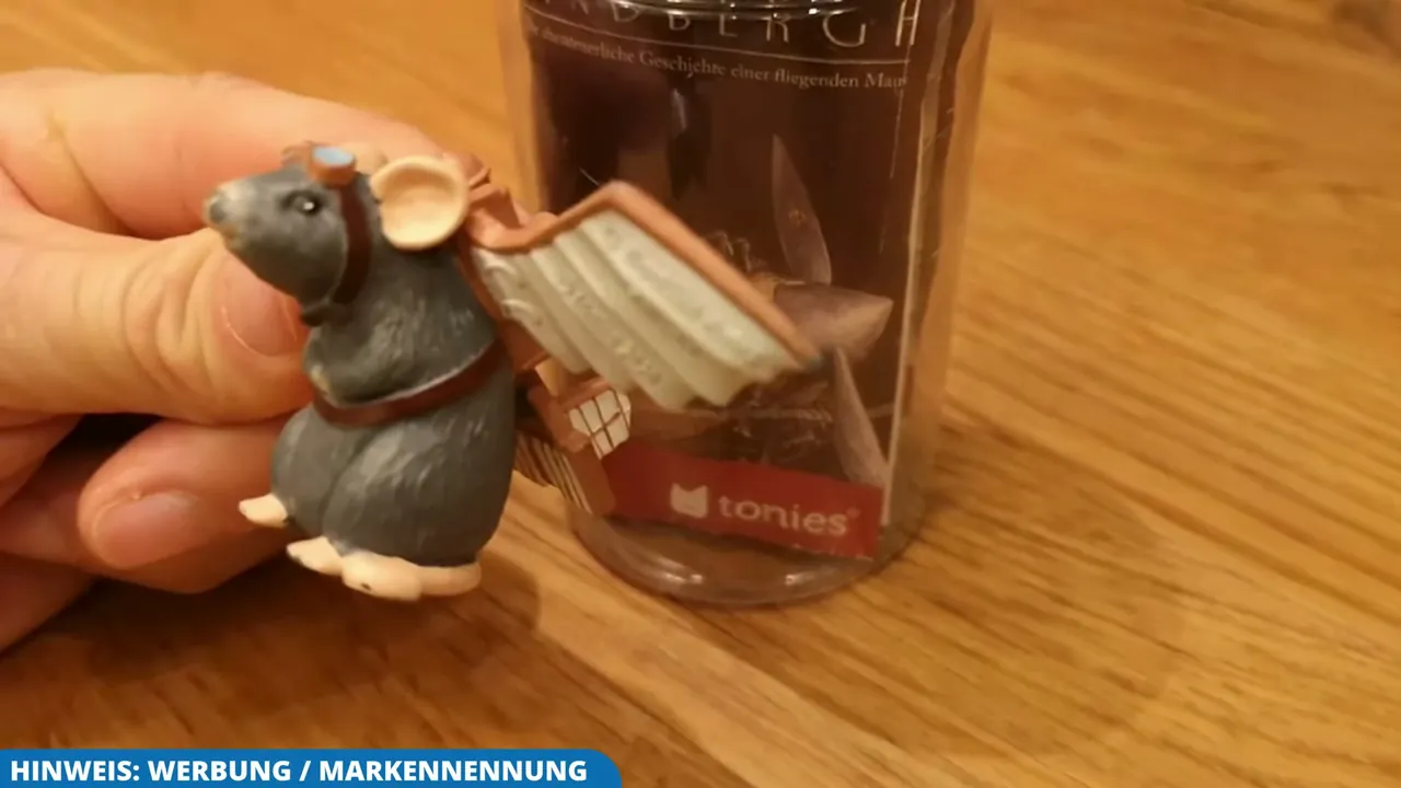 Die Tonie-Figur zeigt Charlie im Profil, komplett mit Fliegerbrille und den selbst konstruierten Flügeln auf dem Rücken.