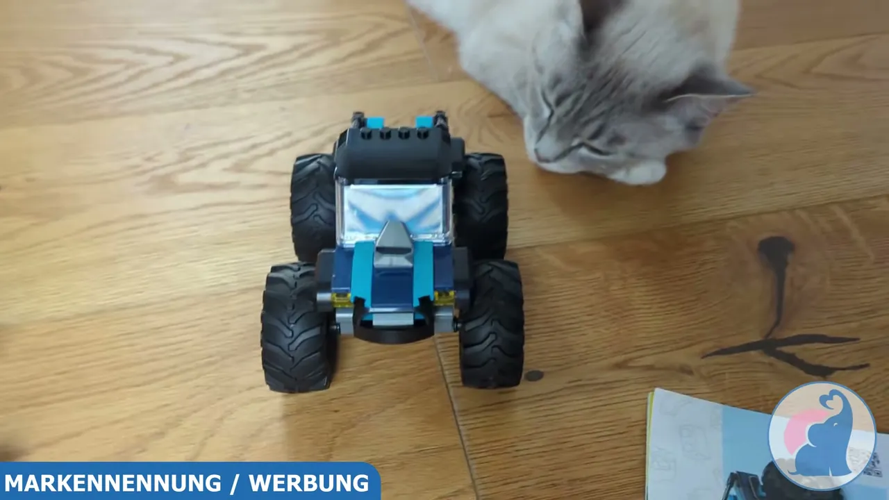 In der Frontansicht sind die markante Motorhaube und die breite Spur des blauen LEGO City Monstertrucks gut erkennbar.