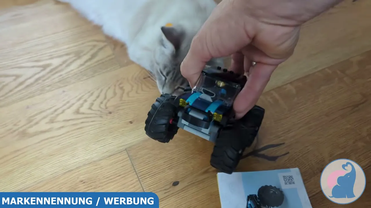 Hinter der Windschutzscheibe bietet das Cockpit Platz für die mitgelieferte Rennfahrer-Minifigur.