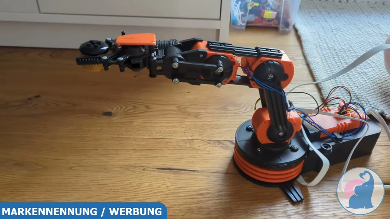 Ich finde, der fertig gebaute Roboterarm sieht mit seinem orangefarbenen Design richtig cool aus