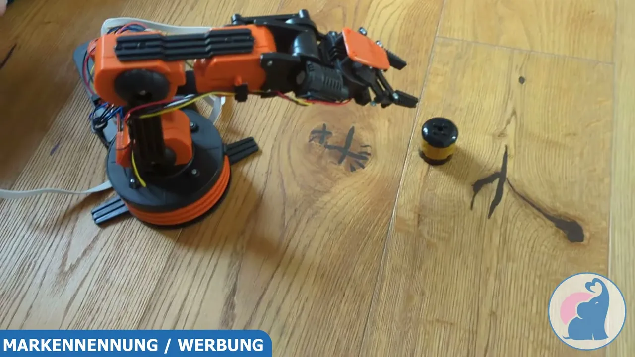 Über die Steuereinheit lässt sich der Arm in alle Richtungen bewegen – in meinem Test ein großer Spaß