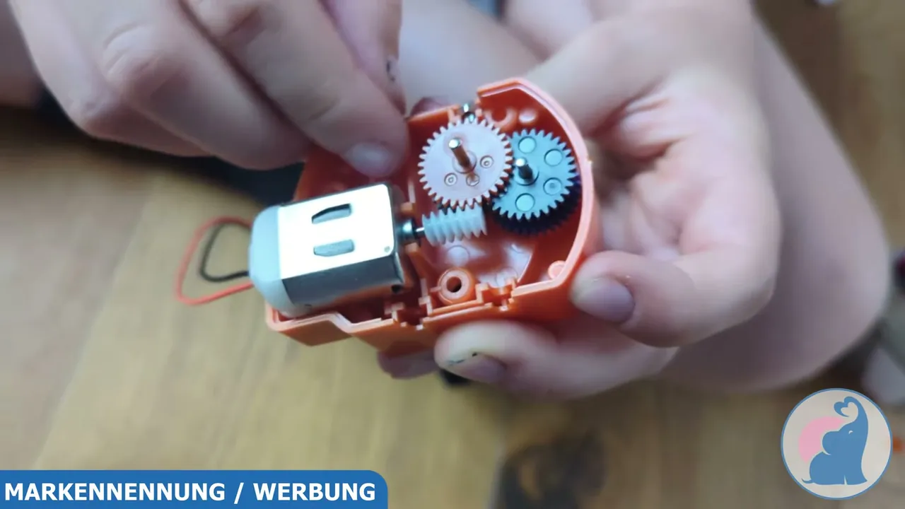 Beim Zusammenbau sieht man die Zahnräder im Motorgehäuse, das macht Technik richtig greifbar