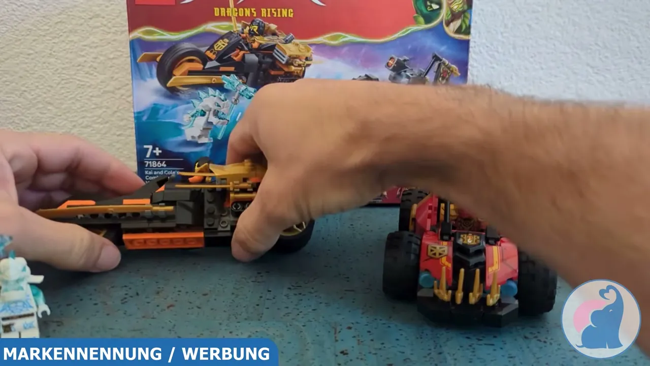 Das Set enthält zwei Flitzer: einen Geländebuggy mit Shooter und ein wendiges Motorrad.