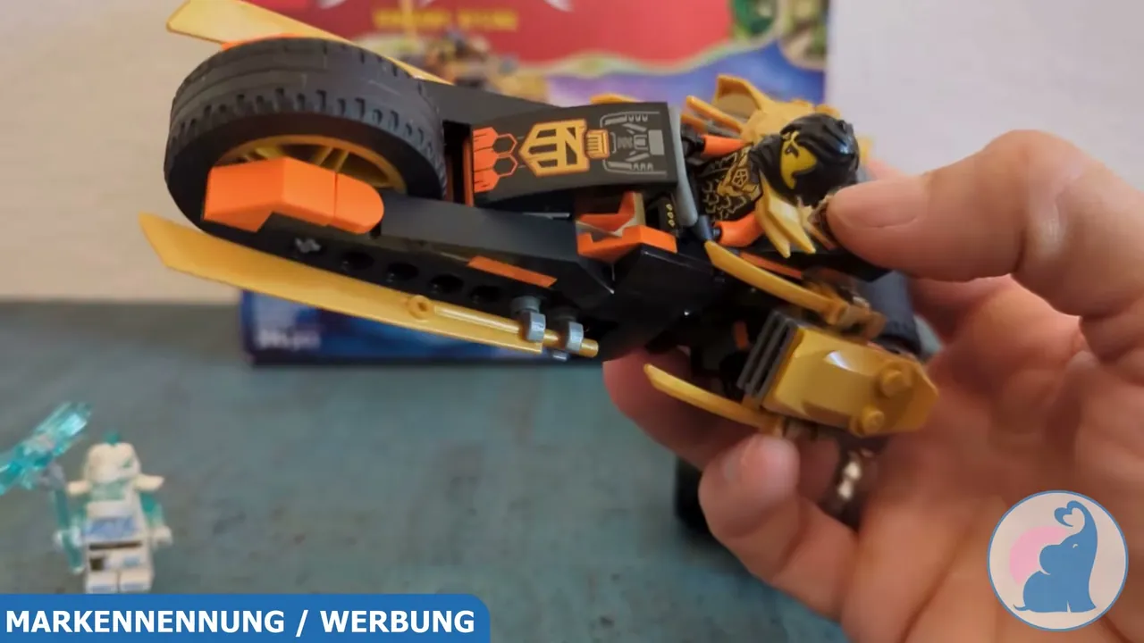 Das Motorrad ist mit seitlichen Klingen ausgestattet und bietet Platz für die Minifigur.