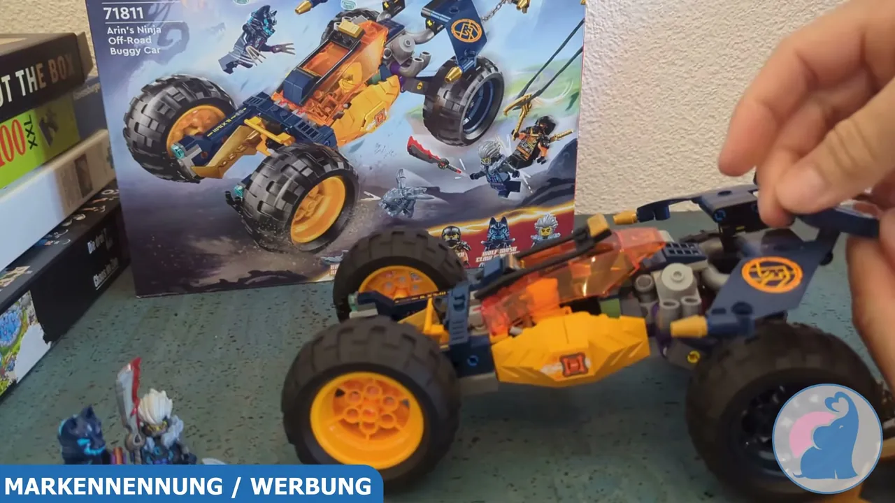 Arins Off-Road Buggy besitzt große Geländereifen und basiert auf der TV-Serie NINJAGO Dragons Rising.