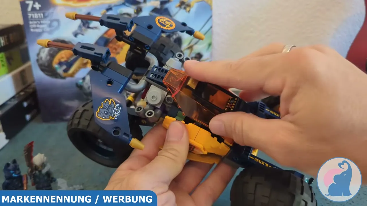 Das Verdeck über der Fahrerkabine lässt sich aufklappen, um Minifiguren im Innenraum zu platzieren.
