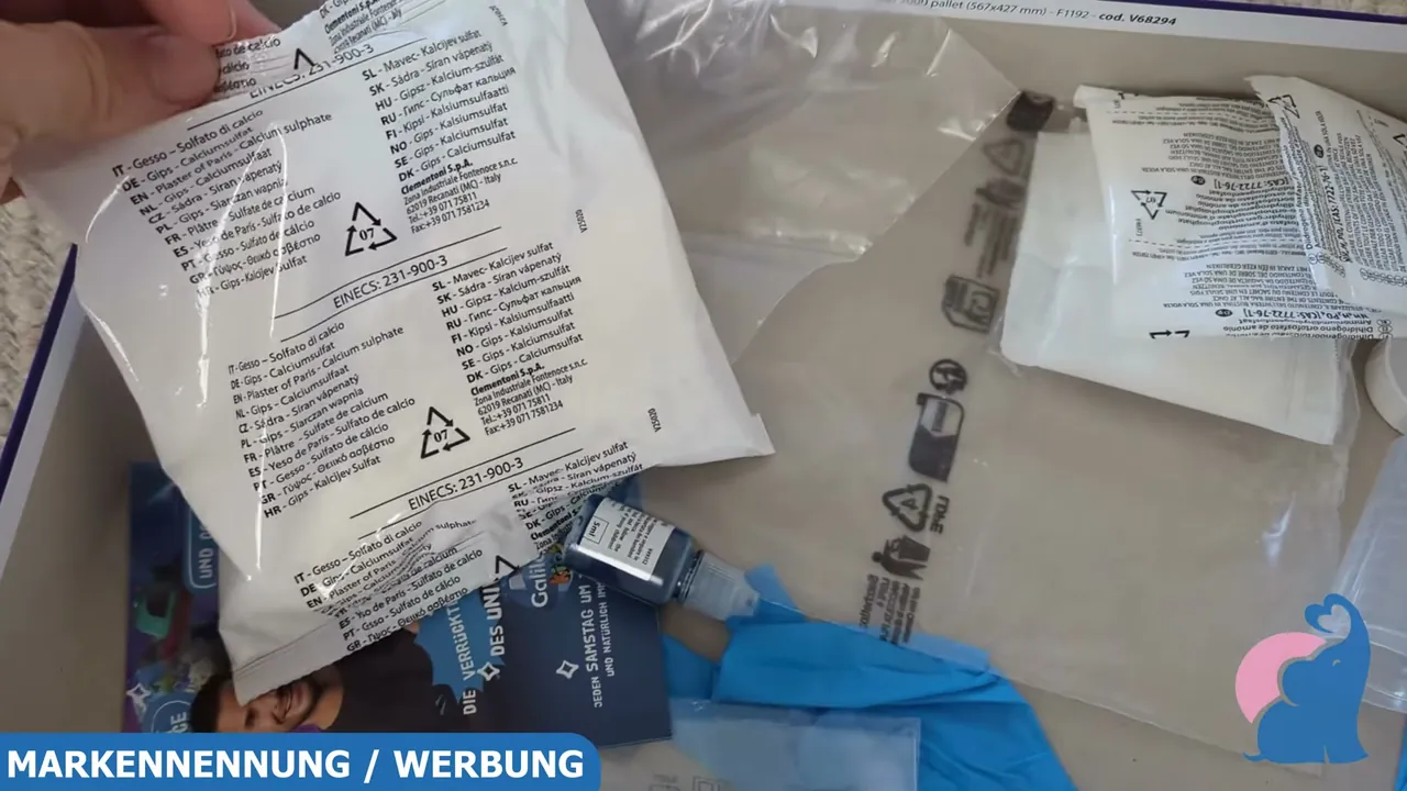 In meinem Test steckten in der Box viele Pulver, Becher und Zubehör für die Kristallzucht