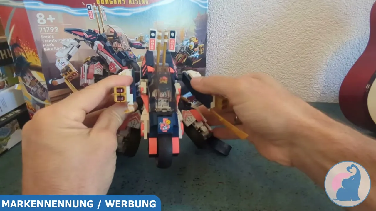 An den Armen des Mechs befinden sich kleine Kanonen, mit denen sich LEGO-Steinchen abfeuern lassen.