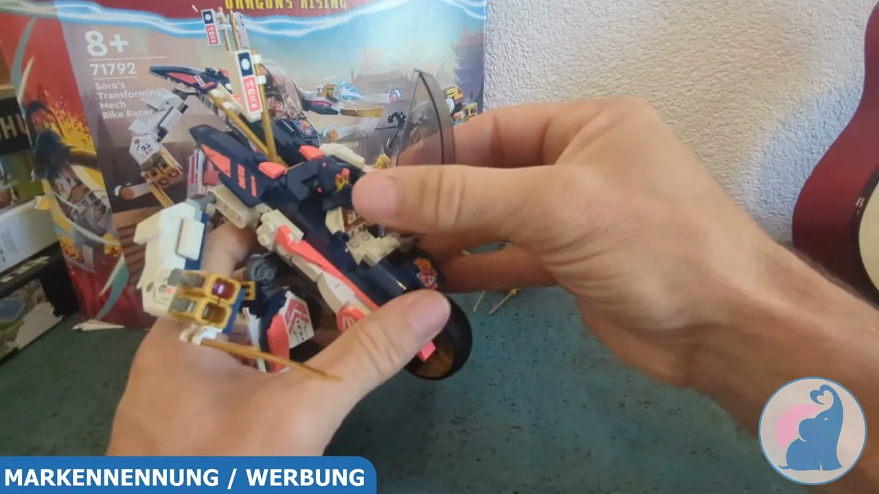 Das Verdeck der Pilotenkabine lässt sich öffnen, um die Ninja-Spielfigur Sora hineinzusetzen.