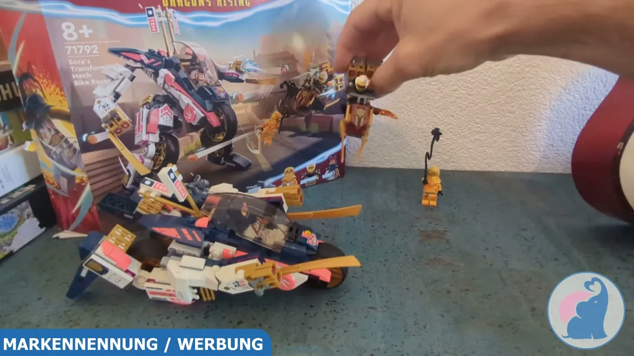 Im Set sind neben dem verwandelbaren Hauptmodell auch Raptons Gleiter und Minifiguren enthalten.