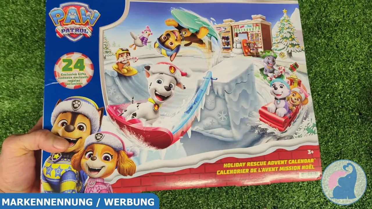 Auf der Vorderseite des Adventskalenders sind die bekannten Welpen bei einer rasanten Schlittenfahrt im Schnee abgebildet.