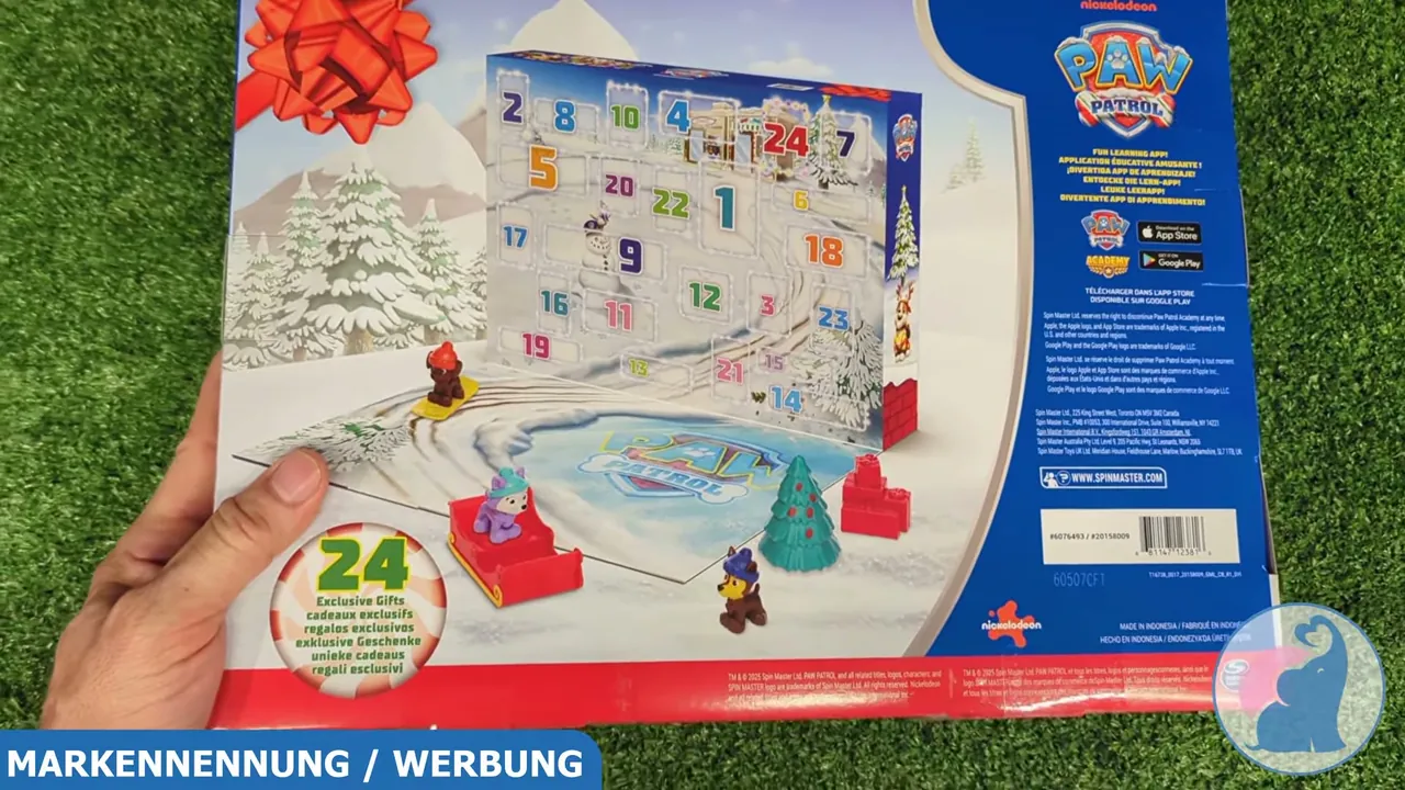 Die aufgeklappte Verpackung dient gleichzeitig als Kulisse und Spielunterlage für die enthaltenen Figuren und Schlitten.
