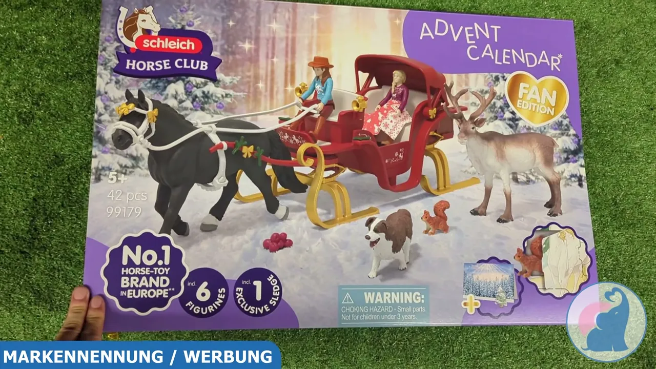 Der großformatige Adventskalender von Schleich Horse Club bietet 24 Überraschungen rund um eine weihnachtliche Schlittenfahrt.