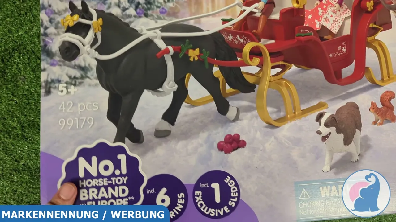Zu den Highlights des Sets gehören der schwarze Hengst und der rot-goldene Weihnachtsschlitten samt Zubehör und Tieren.
