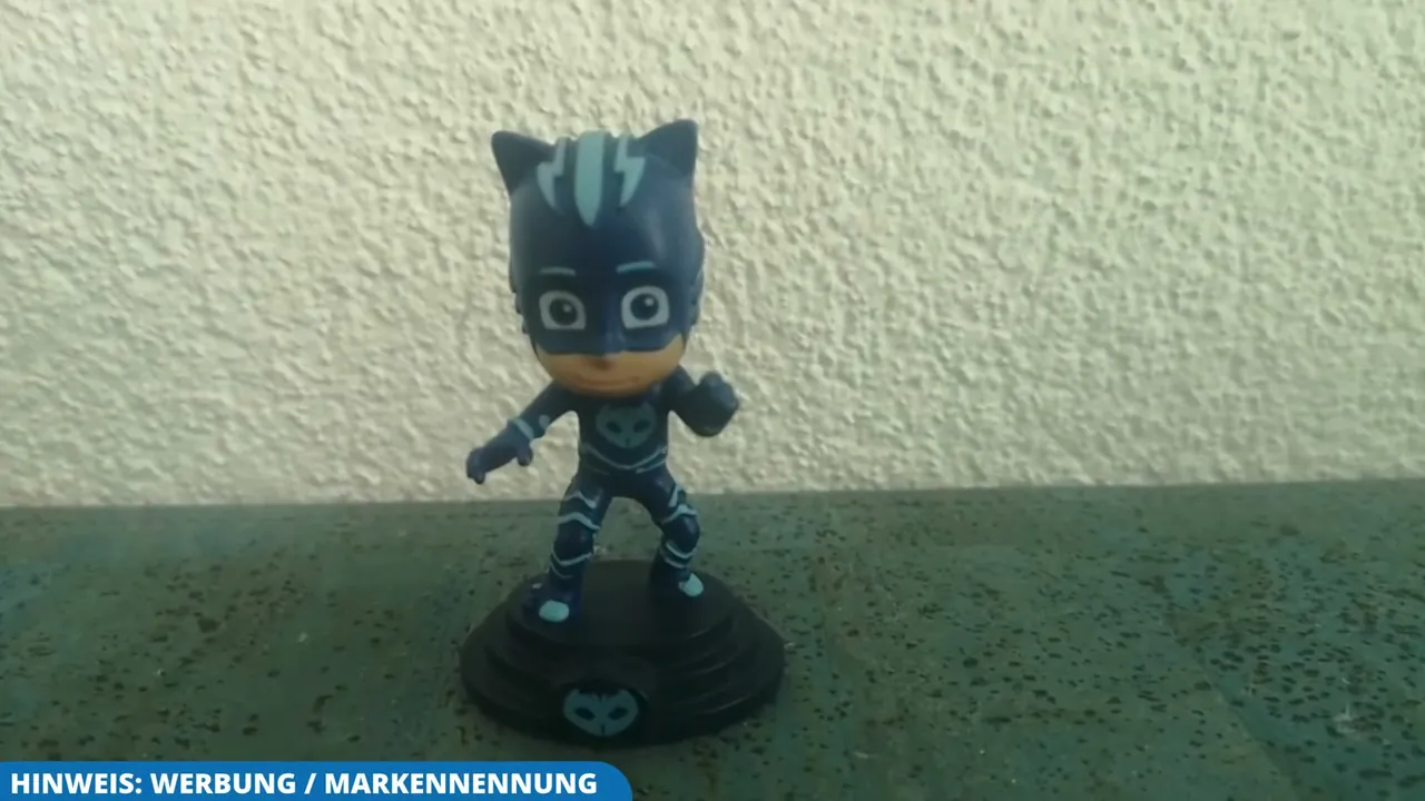 Die detailreiche Catboy-Spielfigur bringt das rund 87-minütige Hörspielabenteuer der Pyjamahelden auf die Toniebox.