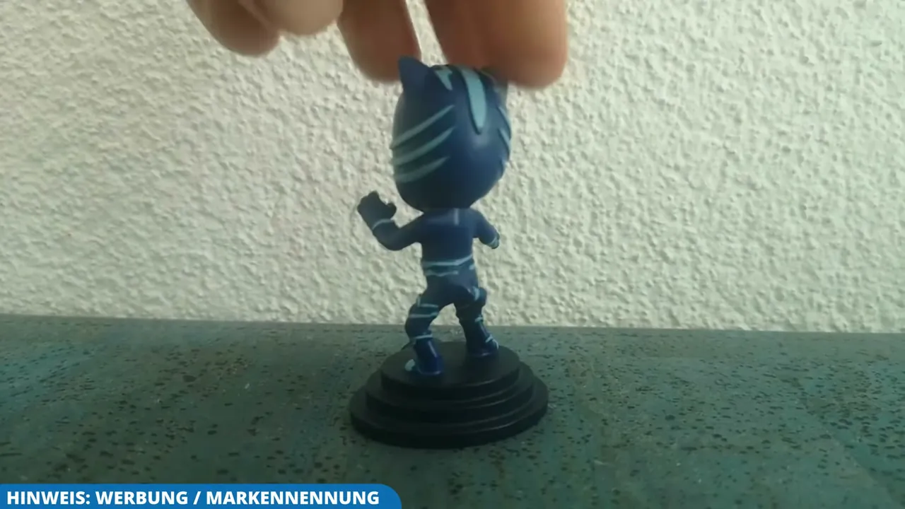 In seinem nachtblauen Katzenoutfit stellt sich Connor als mutiger Catboy gemeinsam mit seinem Team den Schurken der Nacht.