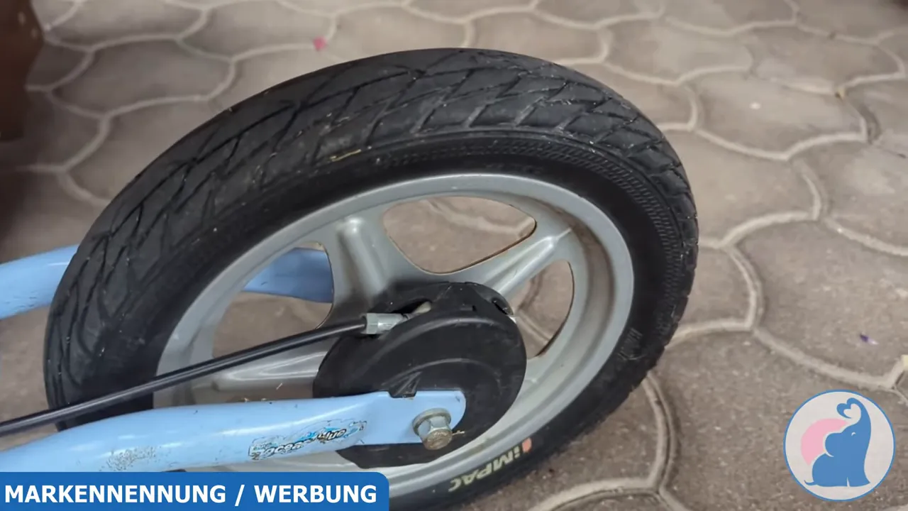 Die Trommelbremse am Hinterrad des LR 1L Br