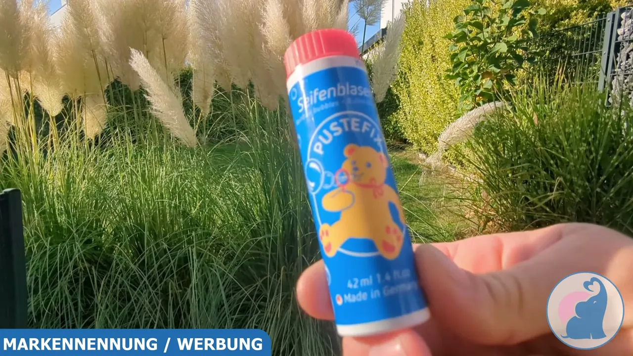 Ich finde die handliche 42-ml-Dose von Pustefix mit dem bekannten Bärenmotiv perfekt für Kinderhände.