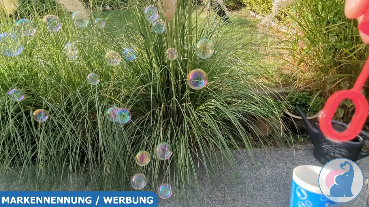 In meinem Test entstehen durch die Öffnung selbst bei leichtem Pusten sofort viele schillernde Seifenblasen.