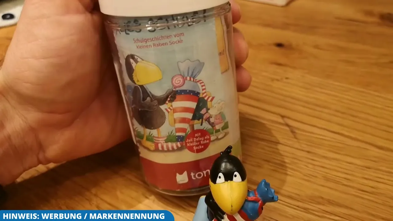 Das Hörspiel rund um Rabe Sockes ersten Schultag wird von Jan Delay gesprochen und bietet rund 40 Minuten Spielzeit.